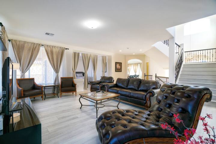 Relaxing Gat away w/Gym and large swimming pool gallery image 3