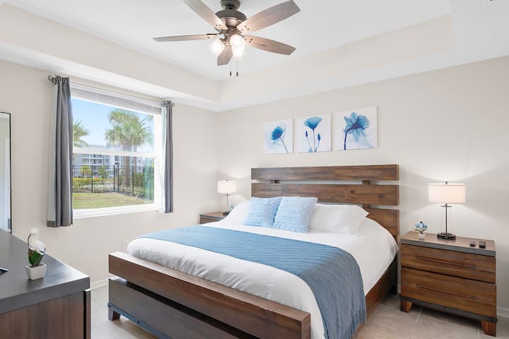 Suite principal con vista a la piscina

#Disney #Parques #reino #manantiales #StoreyLake #Apartamento #Vacaciones #Alquiler #parque acuático #Kissimmee #Orlando #Universal #Citywalk