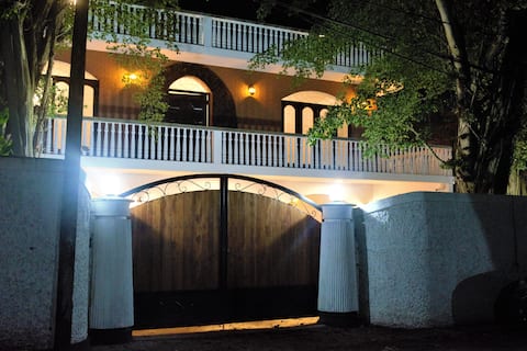 Murphy's Villa Boutique Hotel Airport Pick drop $3