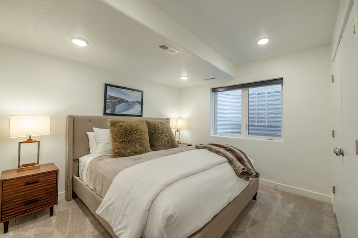 Lower level king bedroom
