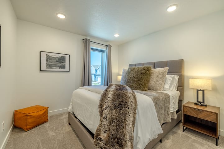 Upstairs queen bedroom