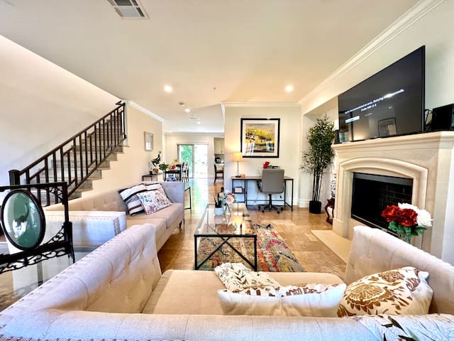 Modern, Quiet 1426 SF 2B 2.5B Pasadena Townhome