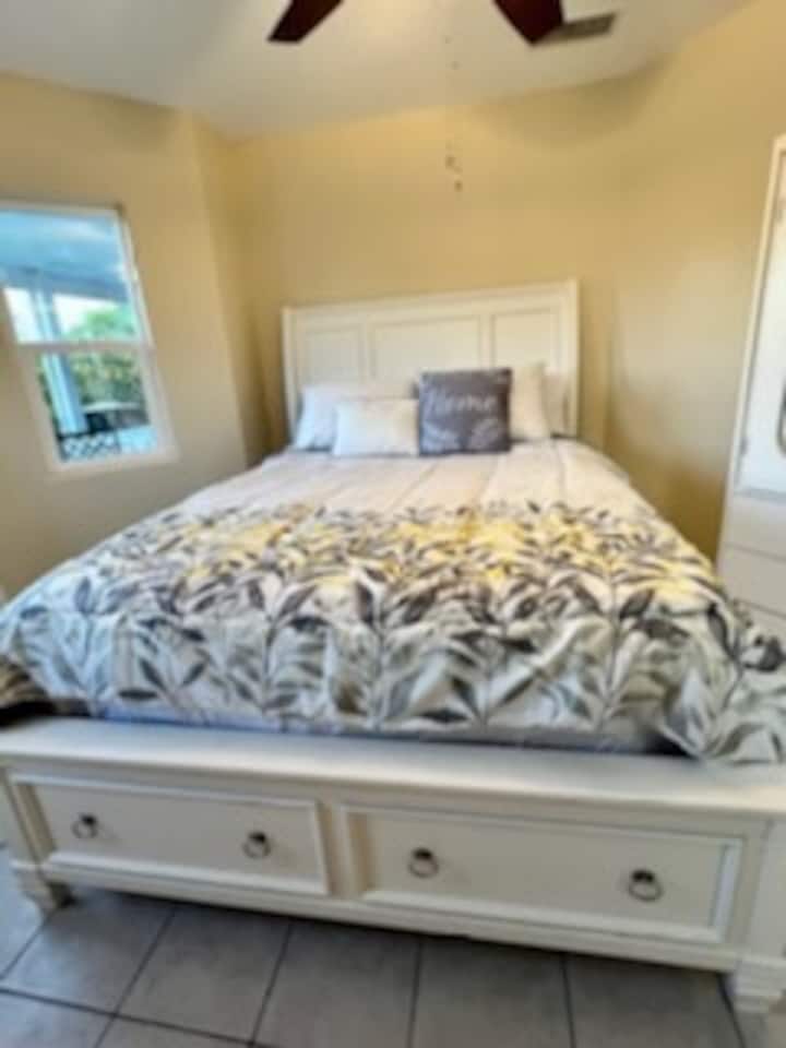 Private Suite, Own Bath, Queen Bed, Hbo, Netflix Guest suites for