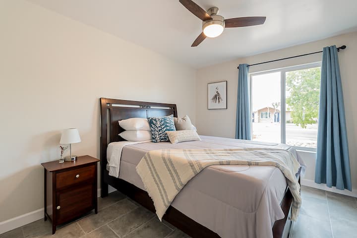 غرفة 1 بسرير بحجم كوين مع خزانة كبيرة ورف للأمتعة. يتم تخزين البطانيات والوسائد الإضافية في الخزانة.