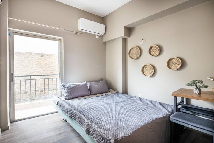 The Acropolis Pathway – Deluxe Apt with Balcony