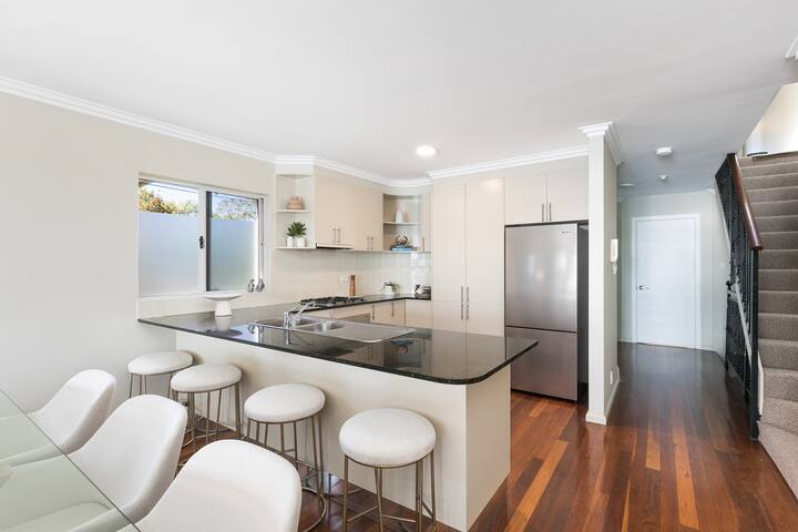 Tranquil 4-bedroom 4 bathroom Water View Apartment gallery image 5