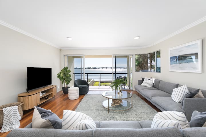 Tranquil 4-bedroom 4 bathroom Water View Apartment gallery image 2