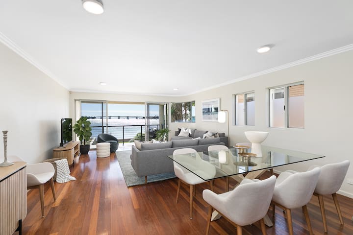 Tranquil 4-bedroom 4 bathroom Water View Apartment