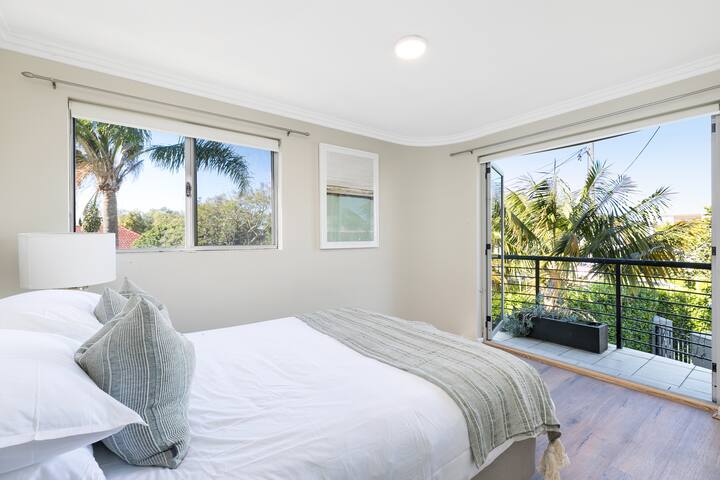 Tranquil 4-bedroom 4 bathroom Water View Apartment gallery image 4