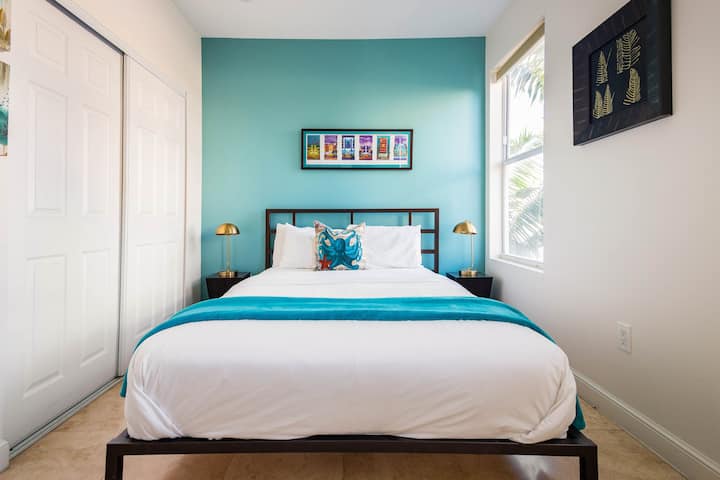 Eneo kamili na hasa kama inavyoonyeshwa kwenye picha! Matembezi ya haraka kwenda ufukweni lakini kwenye barabara salama na tulivu. Ningekaa hapa tena. 
Celee Machi 2022