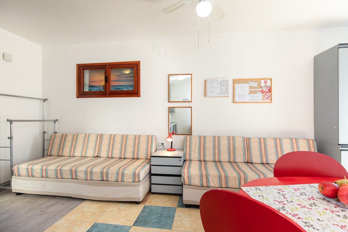 Dy krevate tek si hapësirë për t 'u ulur