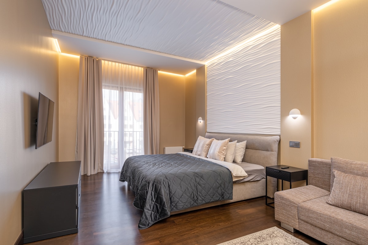 Hiki ni chumba kikuu cha kulala kilicho na runinga yake na kitanda kizuri cha ukubwa wa King.