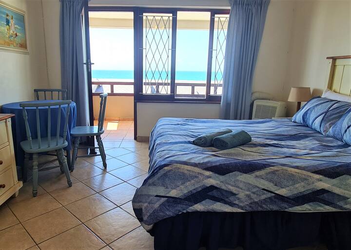 غرفة نوم رئيسية مع شرفة صغيرة وإطلالات على المحيط