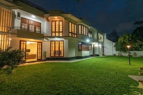 5 bed room villa bordering Golf Links in Colombo 8