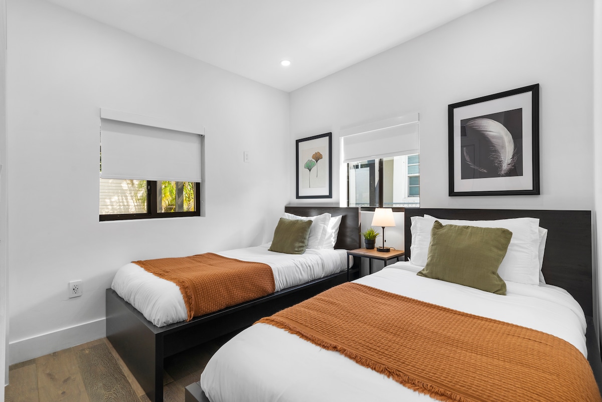 深夜的低语变成了内部笑话。