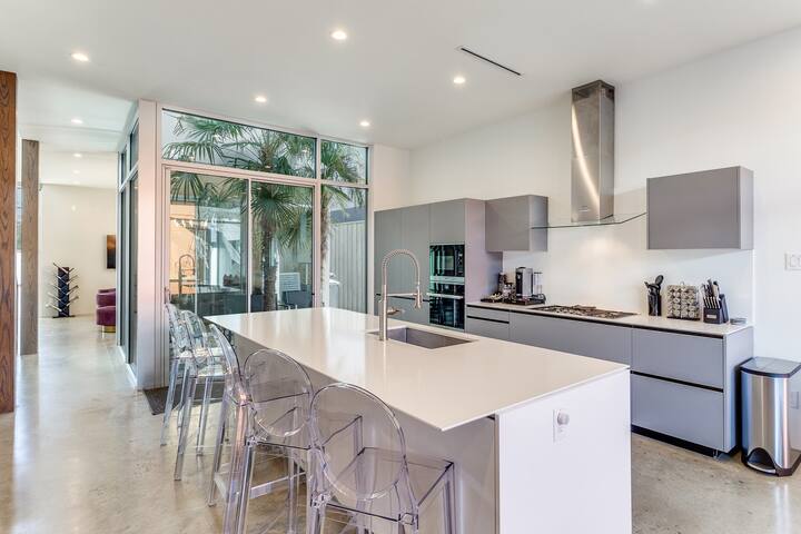 84 Walk Score, 2 Floor Lux Home w Office + Garage gallery image 5