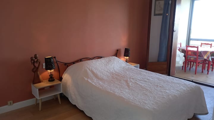 Habitación Cama  doble  ropa de cama nueva