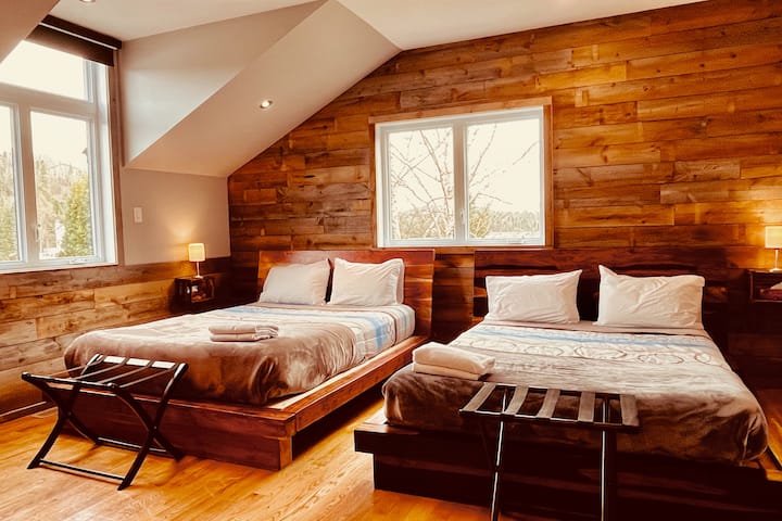 Საძინებელი 2-ადგილიანი საწოლი,  რომელიც მდებარეობს მე-2 სართულზე, თანდართული აბაზანა-ტუალეტით.