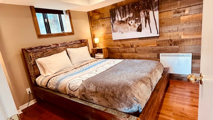 Საძინებელი 1 დიდი ზომის საწოლი,  რომელიც მდებარეობს ბაღის დონეზე, მისაღები ოთახის მიმდებარედ 2.