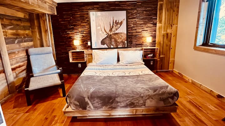 Საძინებელი 1 დიდი ზომის საწოლი,  რომელიც მდებარეობს ბაღის დონეზე, მისაღები ოთახის მიმდებარედ 2.