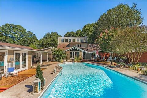 Spacious 5bd home w/ Pool & Hot Tub near LakePoint