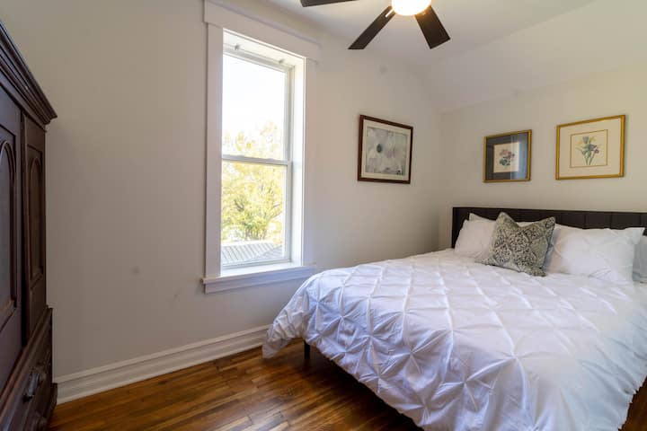 卧室配有标准双人记忆泡沫床垫，储物空间充足，可存放所有行李！