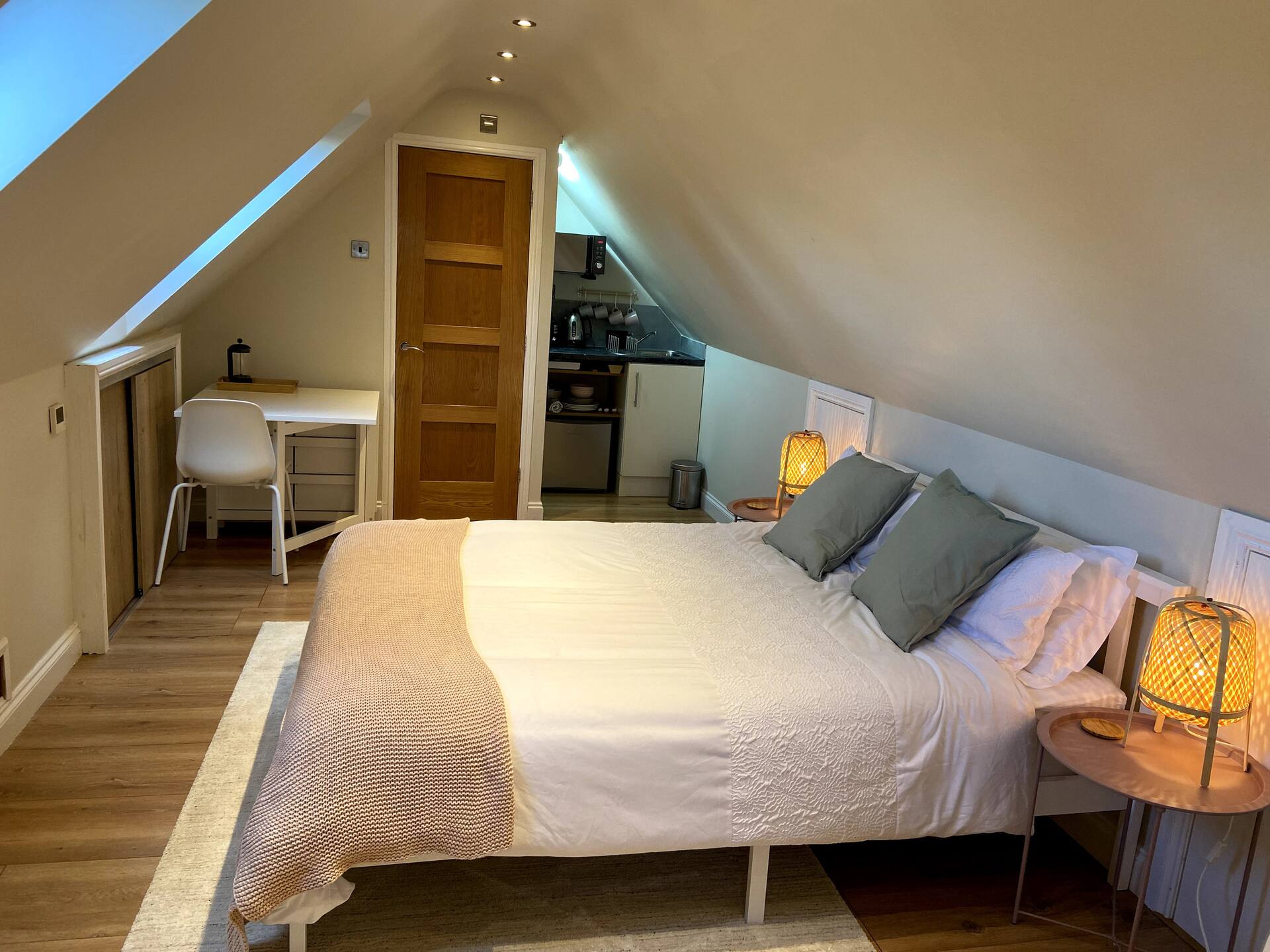 Stylish 1 bedroom guest annex with free parking