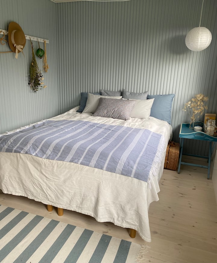 美丽的蓝色卧室，拥有最美丽的晨光。 遮光窗帘是一个选择。 还有放婴儿床的空间
带衣架和置物架的橱柜。 您还可以在这里找到家庭游戏、拼图
房子山墙的出口门。 