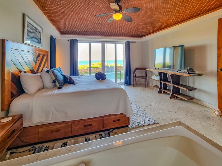 Dormitorio principal con TV inteligente