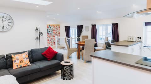 Unique 2-Bedroom Bungalow with free parking