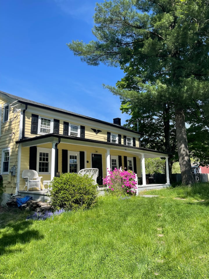 Beautiful cottage with POOL 1.5 hrs from NYC Cottages for Rent in