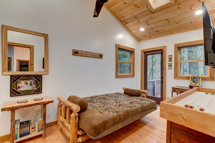 Riverfront, single-story cabin with game room & water access. Soak in the hot tub, play in Fightingtown Creek, cook dinner on the grill, roast s'mores over the fire pit. Dog friendly. 3 Masters with attached full bathrooms!