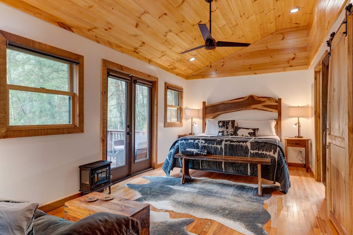 Riverfront, single-story cabin nestled in hemlock trees. Decks, dock & water access. Soak in the hot tub, play in Fightingtown Creek, cook dinner on the grill, roast s'mores over the fire pit. Dog friendly. 3 Masters with attached full bathrooms!