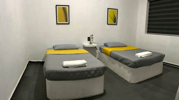 Izba s 2 samostatnými lôžkami, so šatníkom