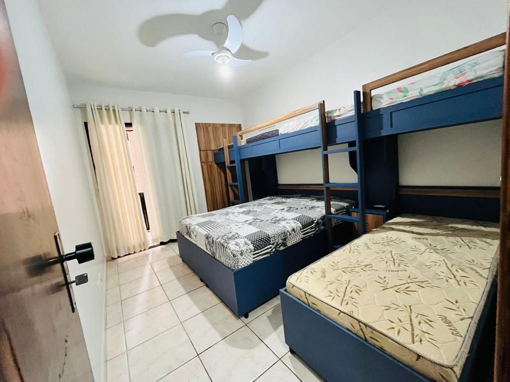 Habitación con alojamiento cómodo en camas para hasta 5 personas. Demasiado en colchones individuales en excelentes condiciones y calidad. Ventilador de techo. 