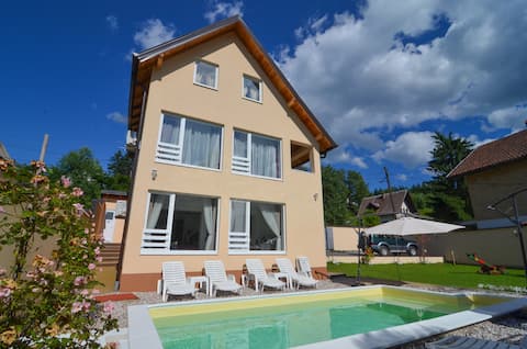 Luxury Pool House: 10 Guests & Private Parking