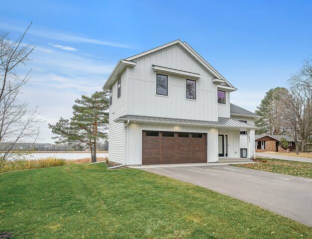 One-of-a-Kind Modern Farmhouse on Laddie Lake gallery image 4