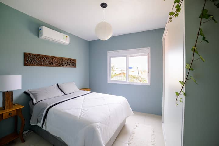 Suite con cama matrimonial y aire acondicionado