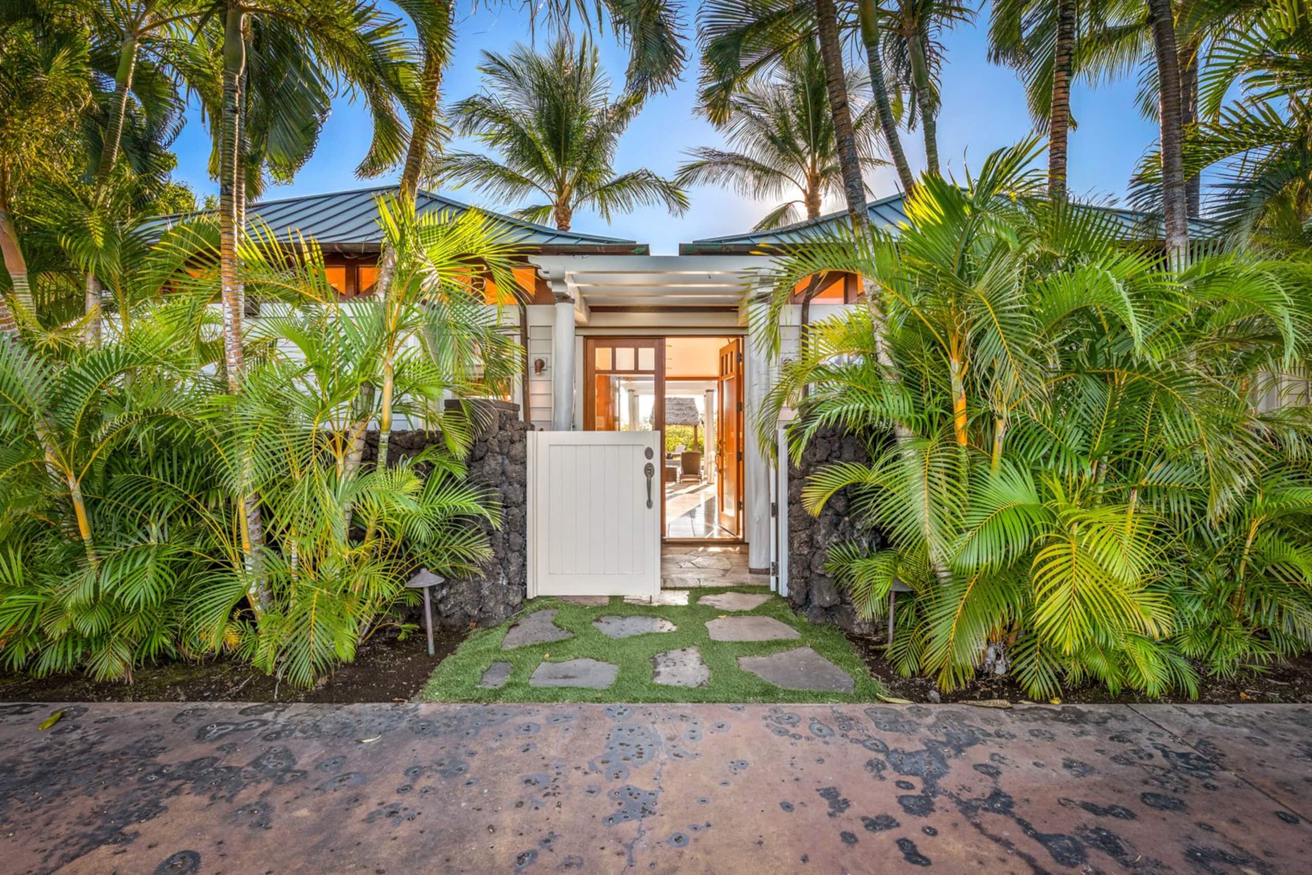 Villa in Waimea · ★4.83 · 3 bedrooms · 4 beds · 3.5 baths - Image 2