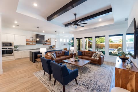 Top performing Airbnb: Luxury Retreat Walk to Stadiums Pool Spa in Arlington