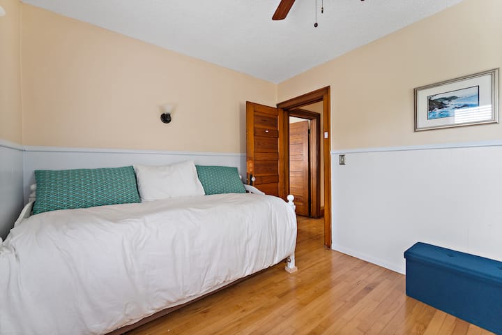 Спалня №3 има двойно легло с две единични легла отдолу.