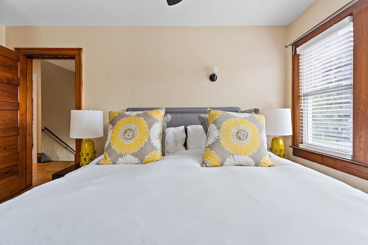 Основна спалня със суперголямо двойно легло и 42- инчов смарт телевизор.