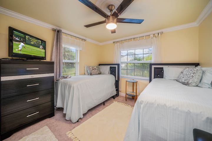 الجناح الثاني المصمم الفضي والأسود مثالي لجميع الضيوف، مع تخزين تحت السرير وتلفزيون ذكي ووسائل راحة ناعمة وتخزين في الخزانة. يحبها الأطفال!