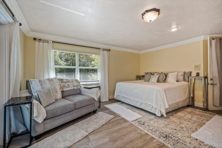 غرفة النوم الرئيسية أفخم كاليفورنيا كينج.  تلفزيون ذكي ومنطقة جلوس.  تضيف الأرضيات المشجرة الراقية وطاولات نهائية لكروم جلد السحلية لمسة من المصممين.  