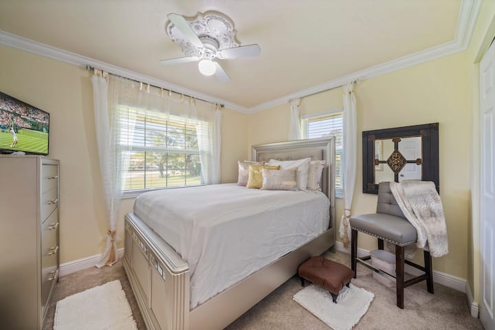 تم تصميم هذا الجناح الثالث مع سرير ذهبي وفضي، وهو سرير متوسط الحجم يضيء بجهاز تحكم عن بعد مثالي للضيوف ؛ ويتسع لنوم شخصين بشكل مريح.   سجادة فاخرة وتلفزيون ذكي وبطانية غضب  