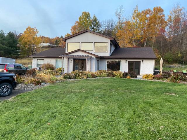 Fredericton Gatherings-5 bedrm RiverView sleeps 13 gallery image 2