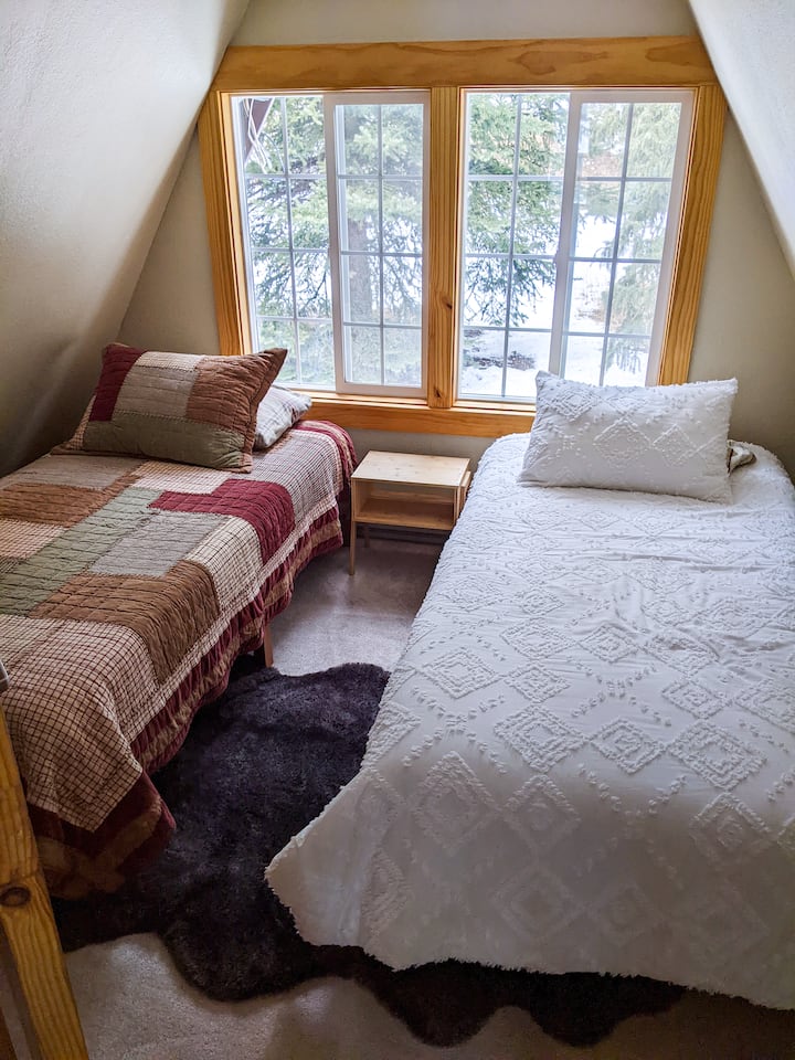 Მიმდებარე ოთახი ორი ერთადგილიანი საწოლით