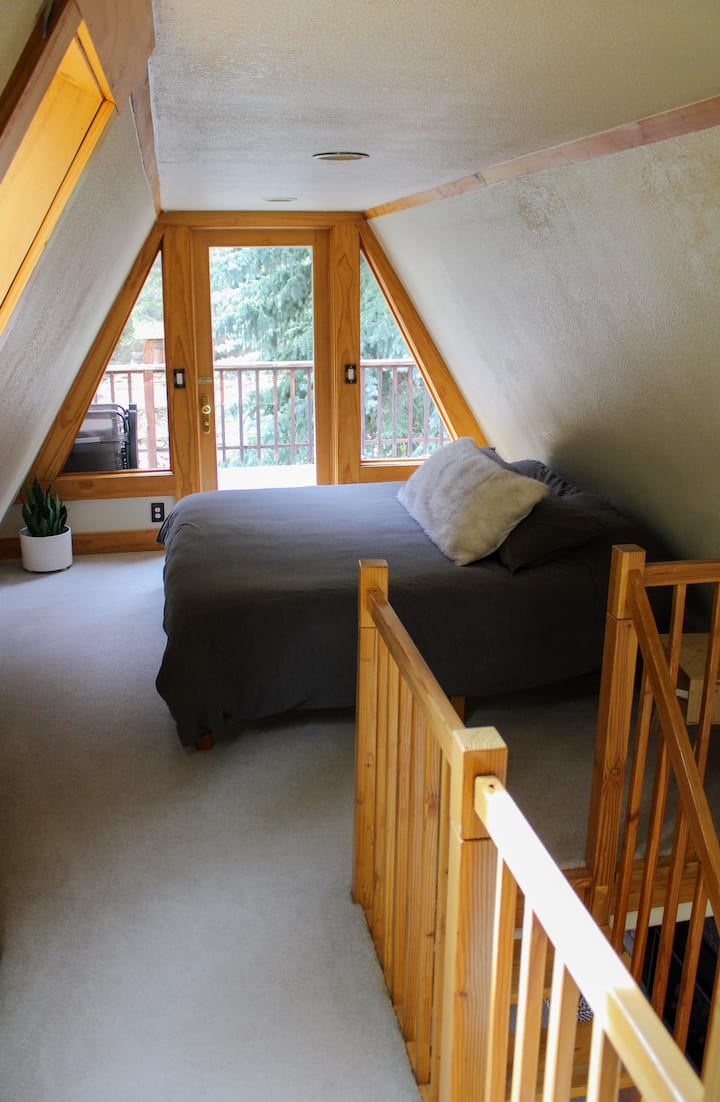 Მაღლა მთავარი საძინებელი დიდი საწოლით და აივანზე გასასვლელით