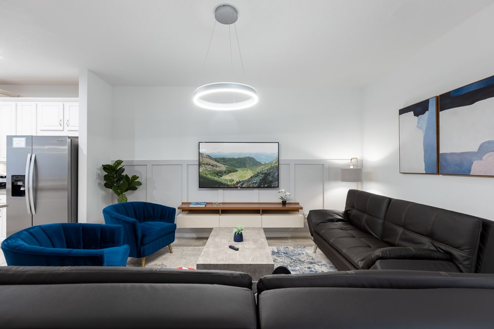 Dans cet espace ouvert, vous trouverez une cuisine, un salon et la salle à manger. Notre cuisine est entièrement équipée. Dans le salon, vous verrez une télévision, un canapé-lit et un ventilateur de plafond. Et il y a aussi la salle à manger avec une table et des chaises.       