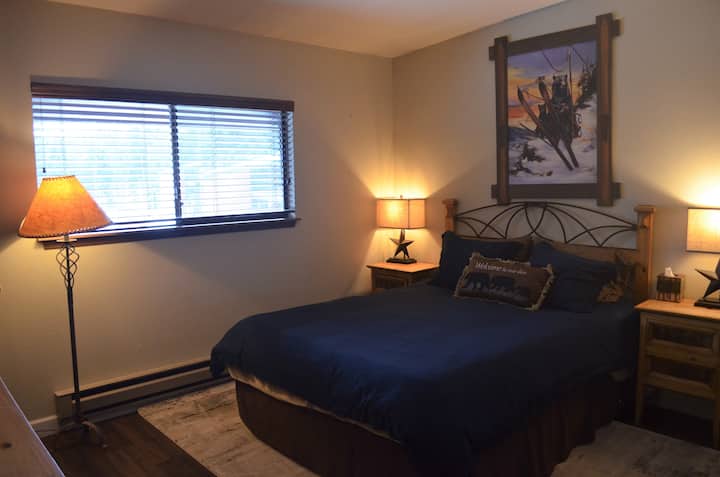 חדר שינה לאורחים עם מיטת קווין סייז